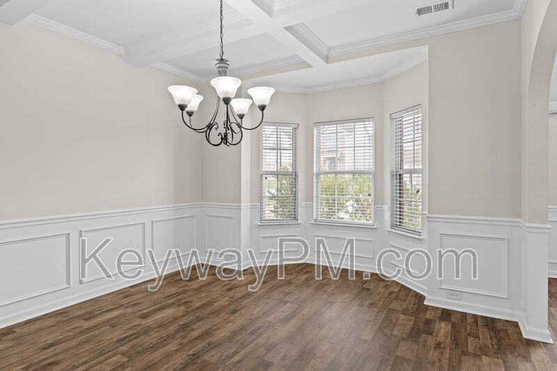 2908 Wellington St - Photo 5 of 33