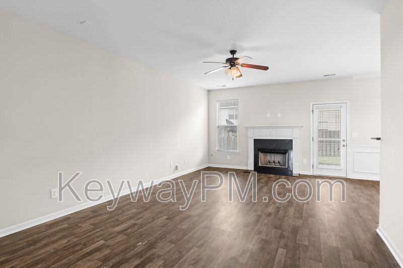 2908 Wellington St - Photo 7 of 33