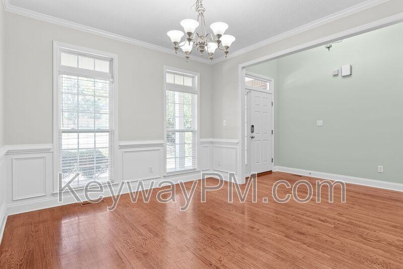 1091 Conn Dr - Photo 5 of 32
