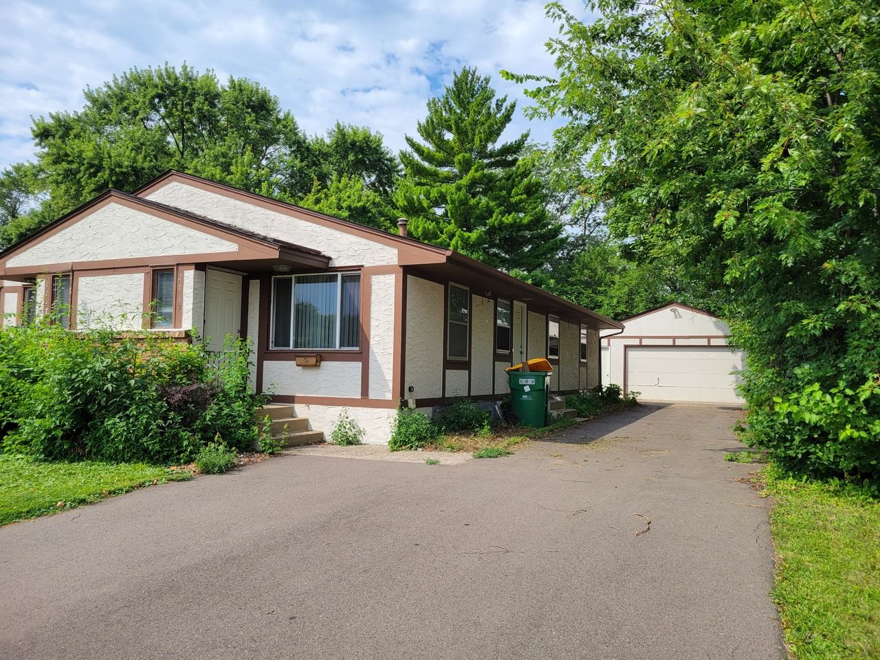 2719 Hampshire Ave N - Photo 2 of 18