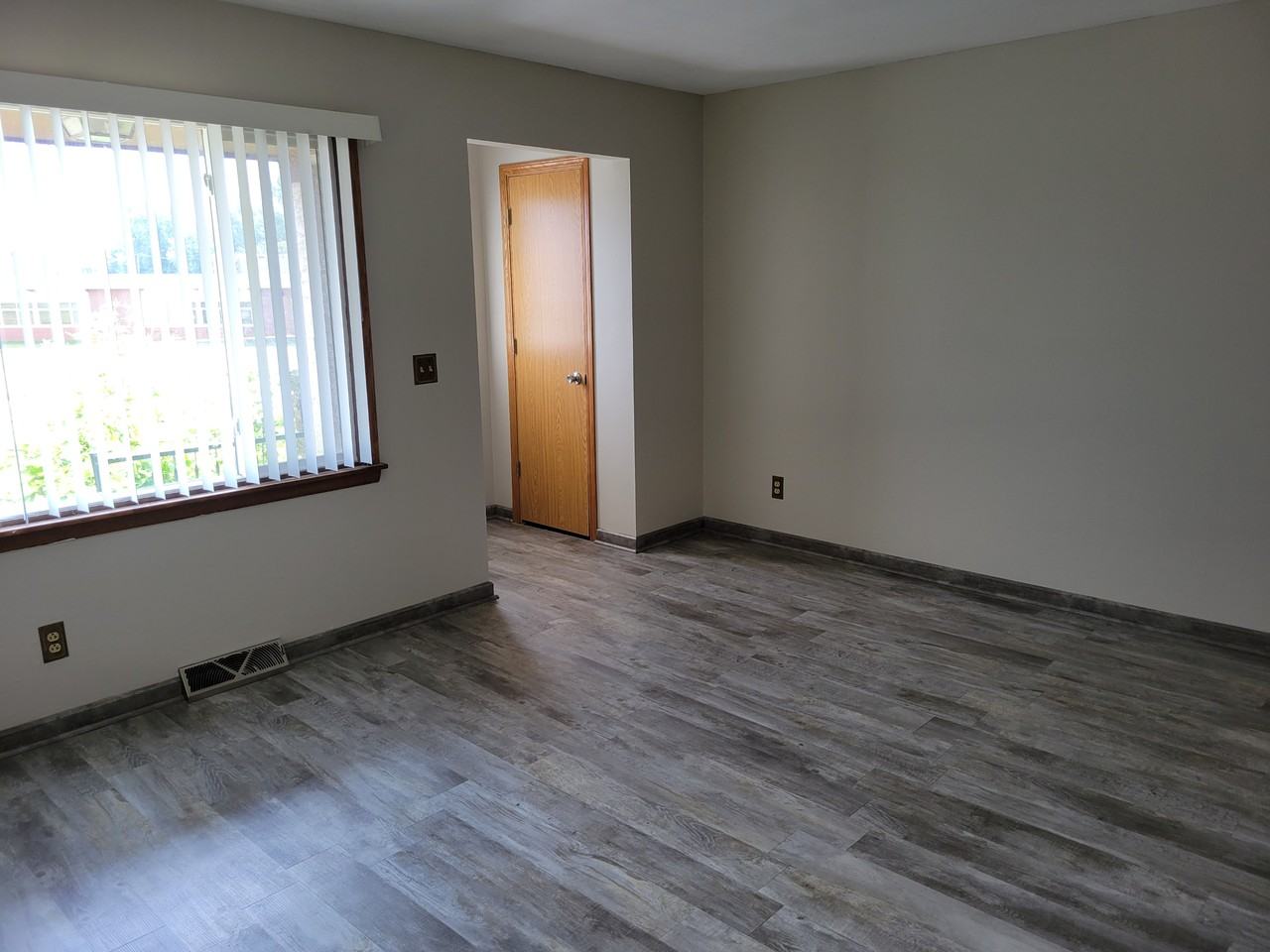 2719 Hampshire Ave N - Photo 6 of 18