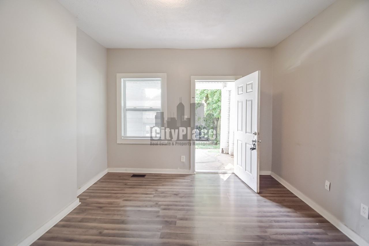 1362 S Sheffield Ave - Photo 5 of 17