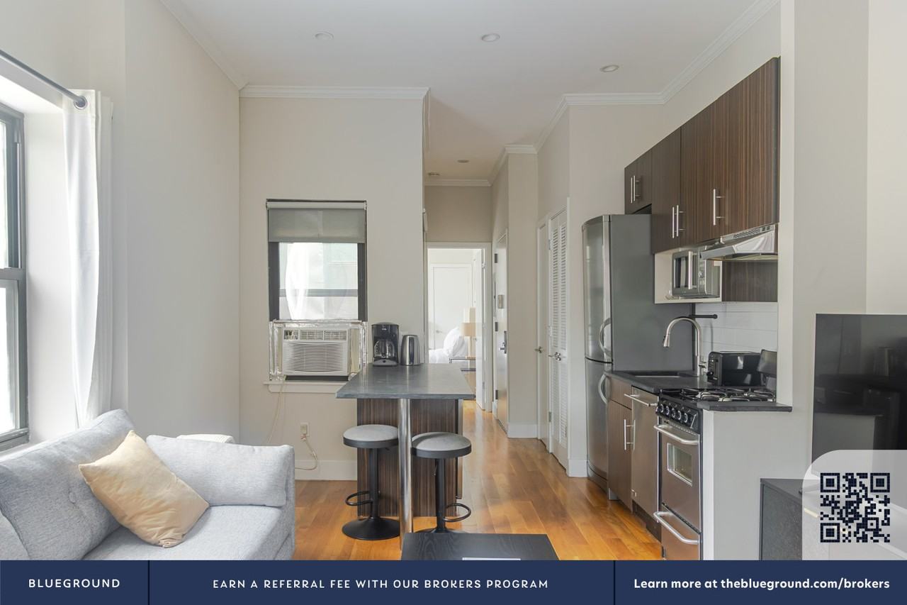 515 West 47th Street - Photo 5 of 25