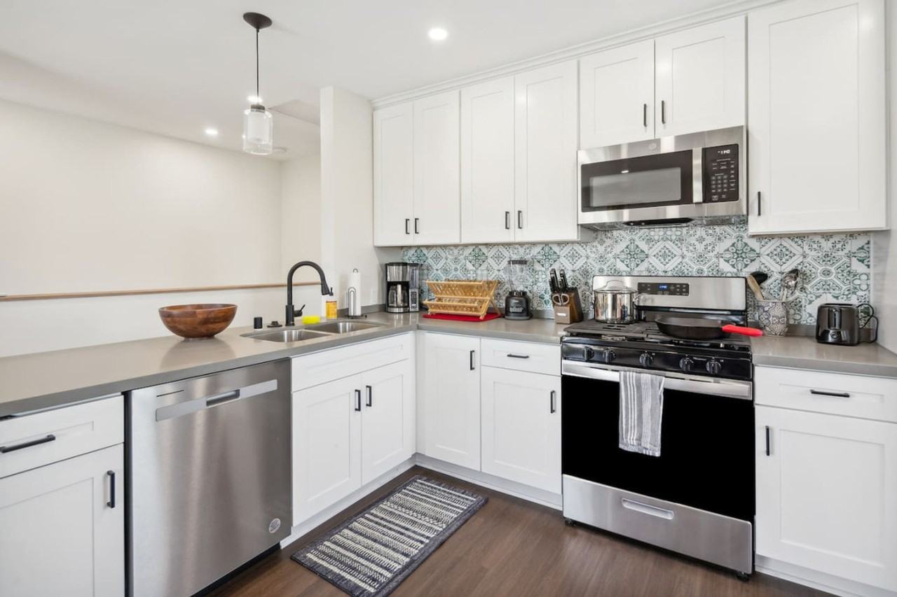 721 E 22nd St #1283117P - Photo 3 of 27