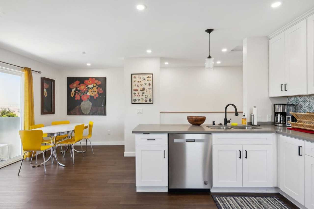 721 E 22nd St #1283117P - Photo 4 of 27