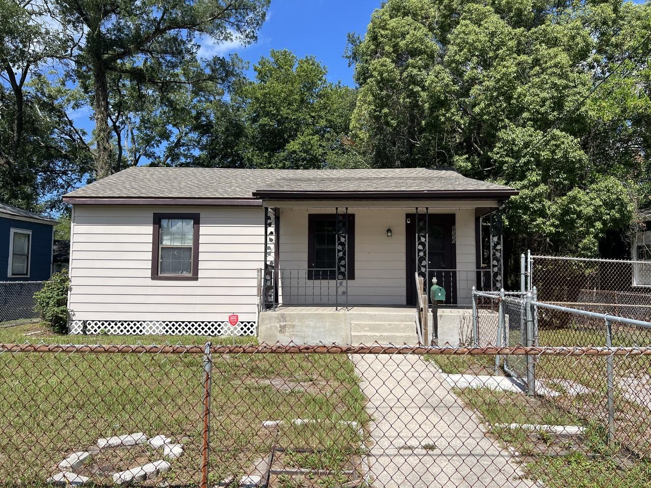 2110 Brackland St - Photo 3 of 12