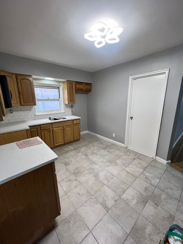 280 Quincy Ave - Photo 3 of 7