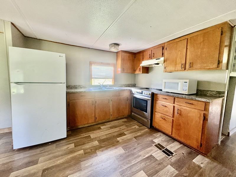 1056 Pecan Dr - Photo 3 of 9