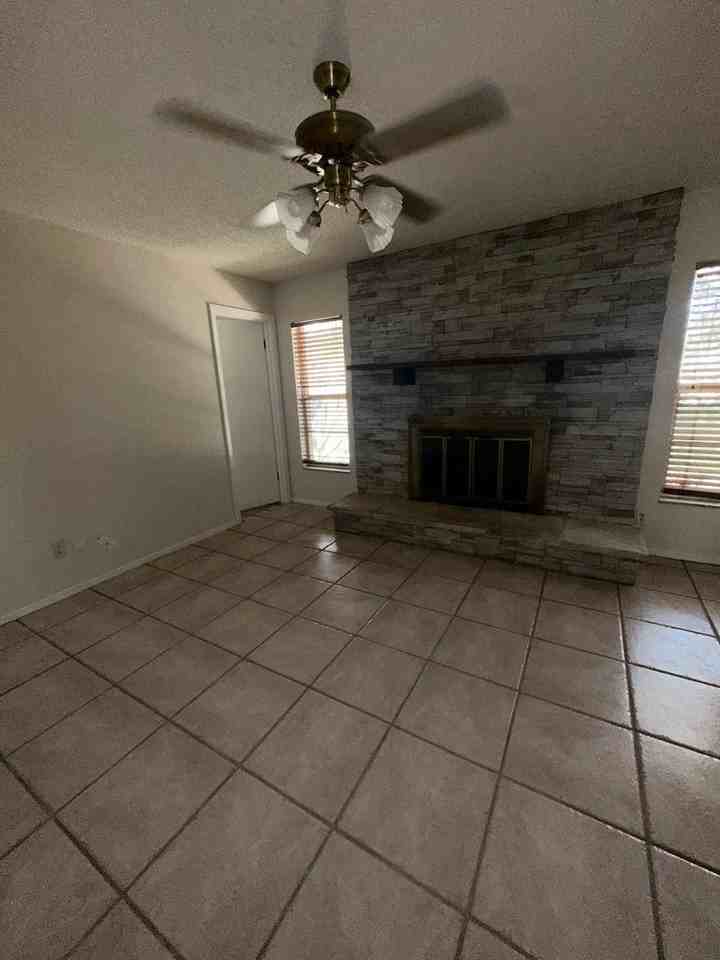 1821 Oak St - Photo 2 of 5