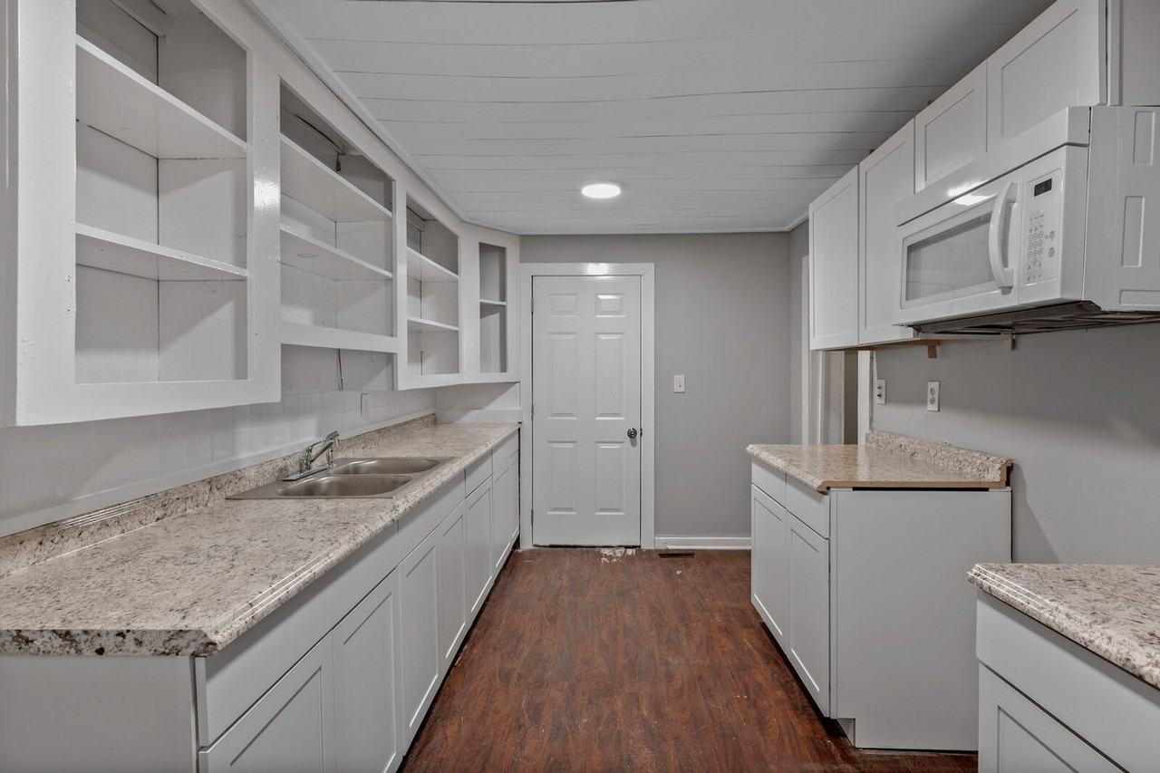 1110 Fowler Street - Photo 2 of 15