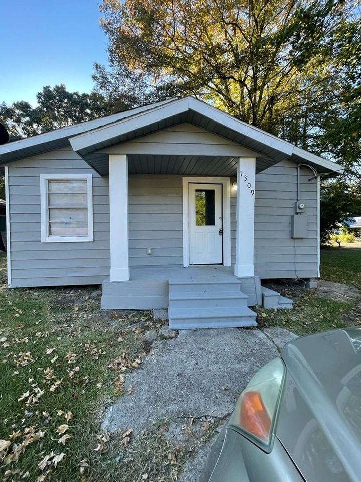 1309 Roberts Dr - Photo 2 of 10