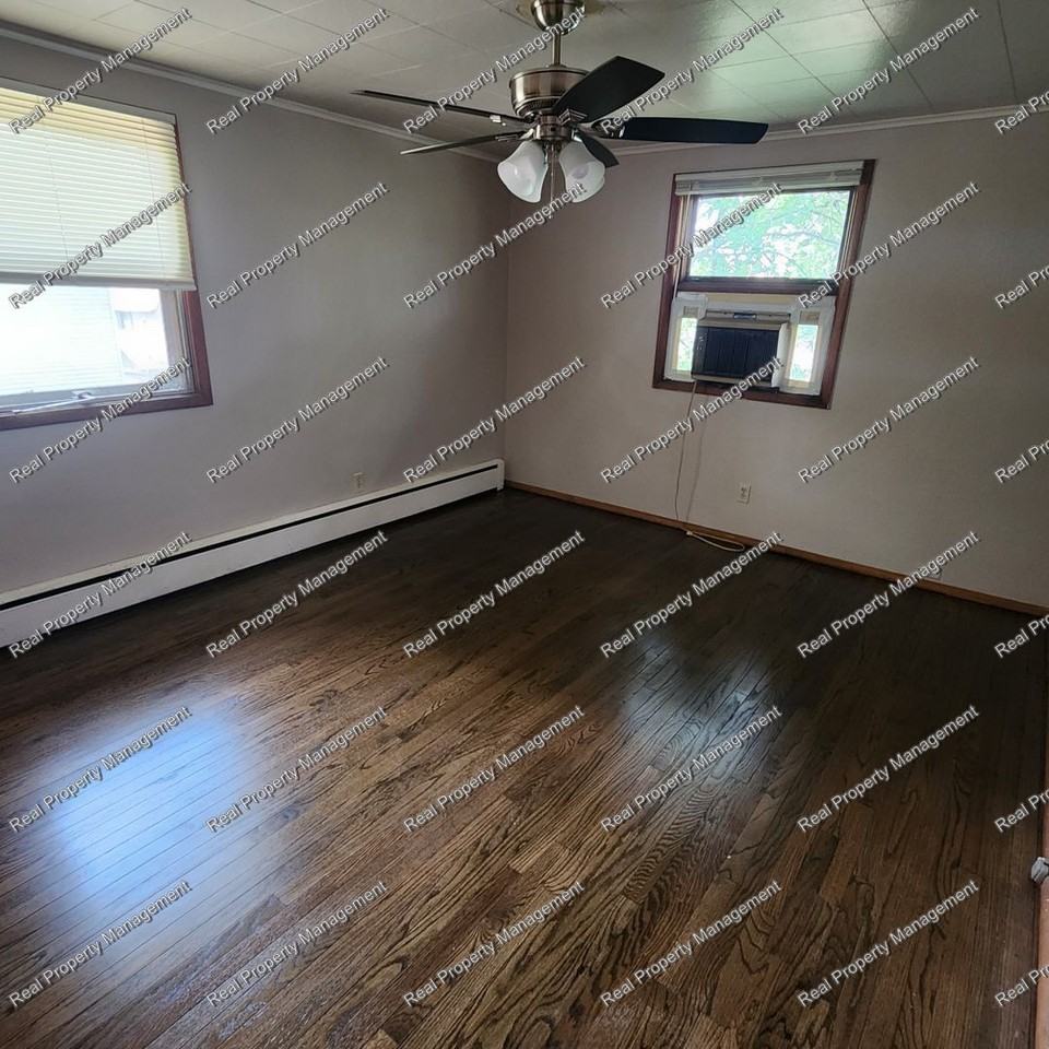 110 E North St - Photo 2 of 5