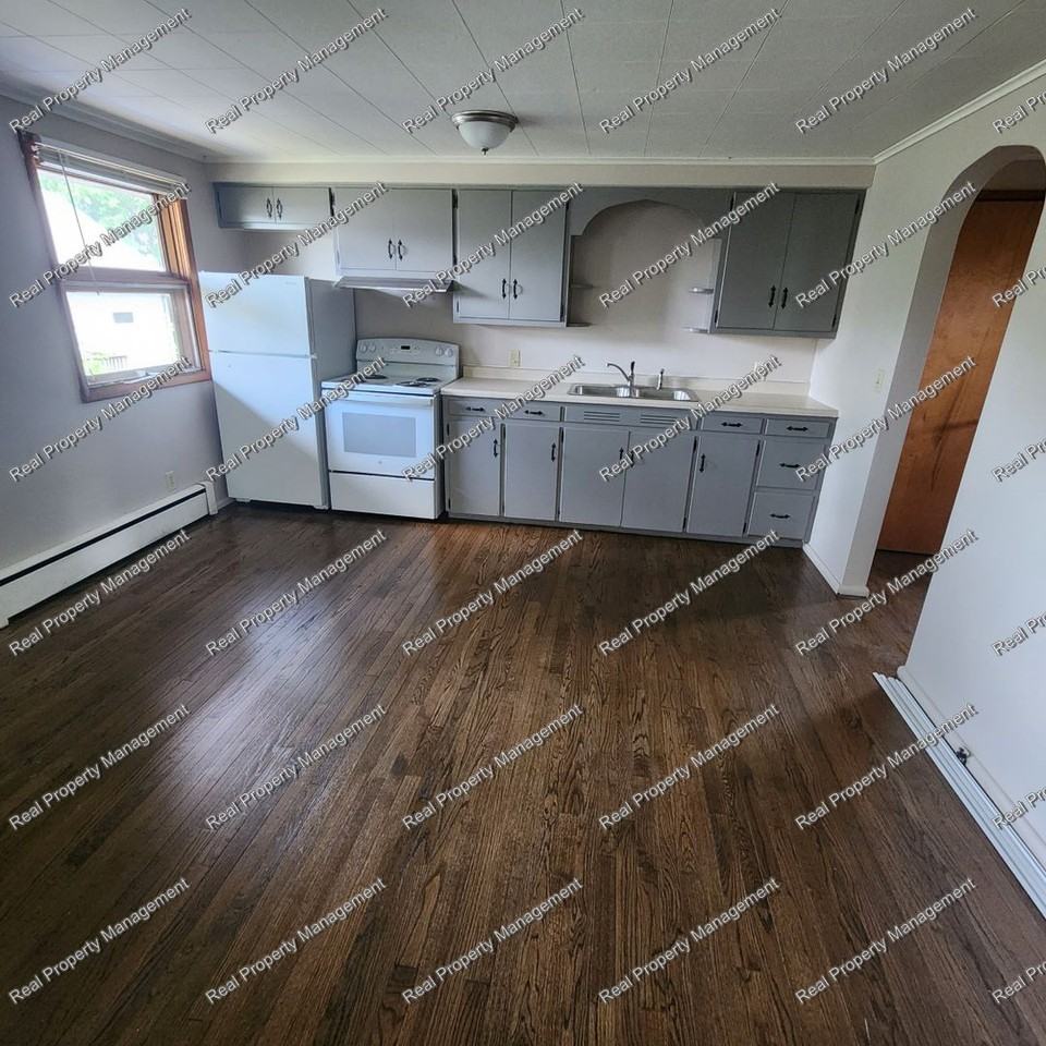 110 E North St - Photo 3 of 5