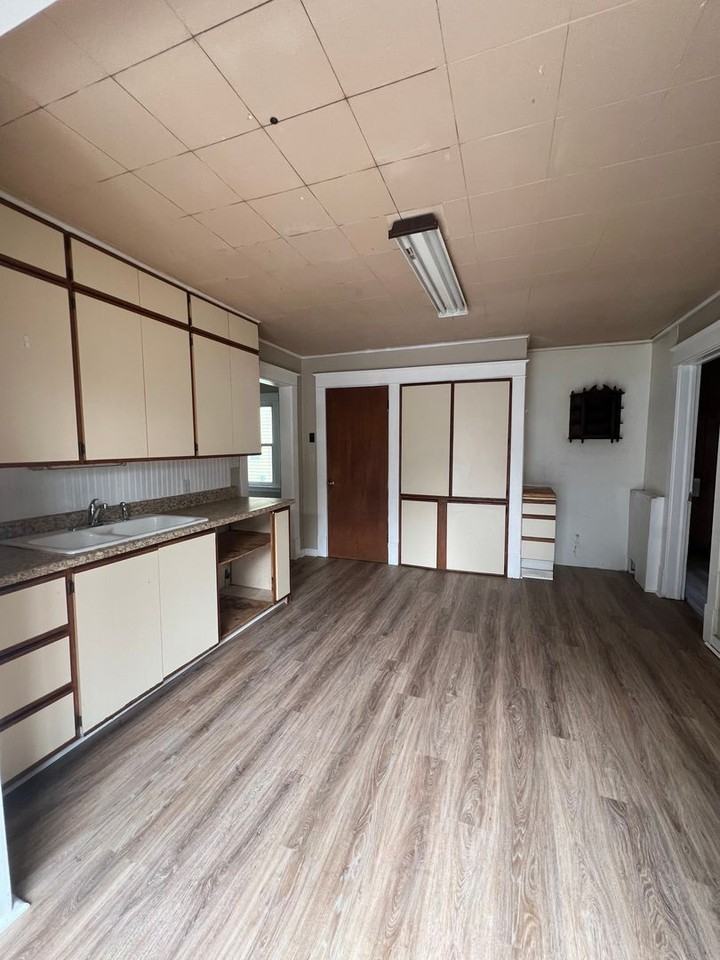 213 W 16th St - Photo 2 of 16