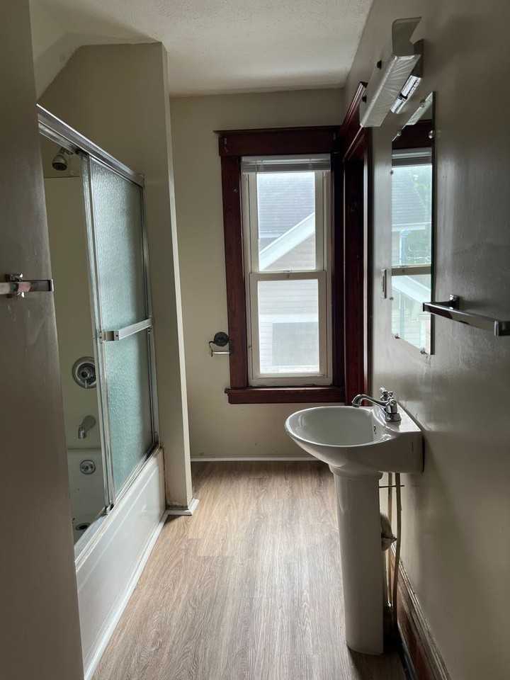 213 W 16th St - Photo 3 of 16