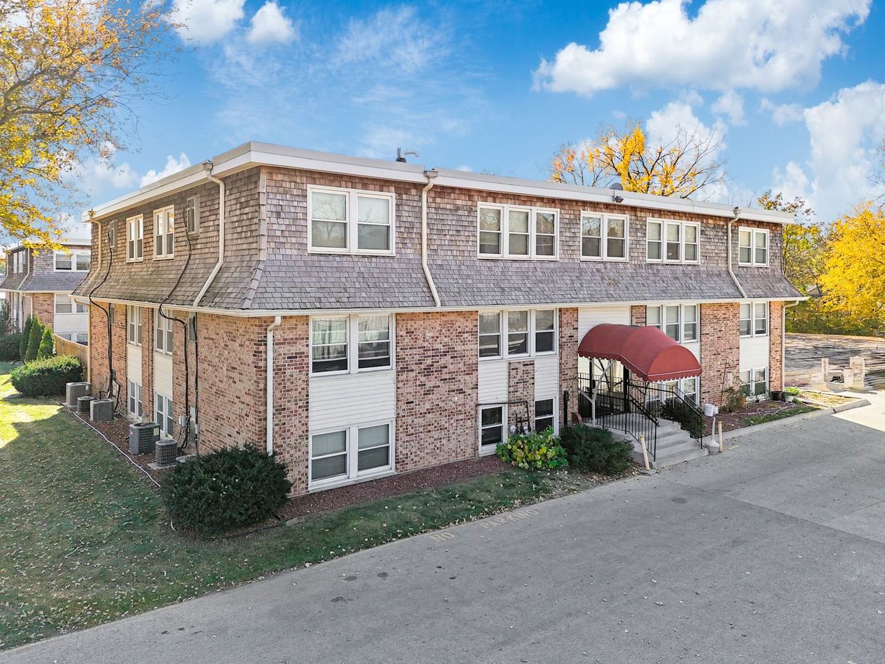 Windsor Chateau - Photo 3 of 35