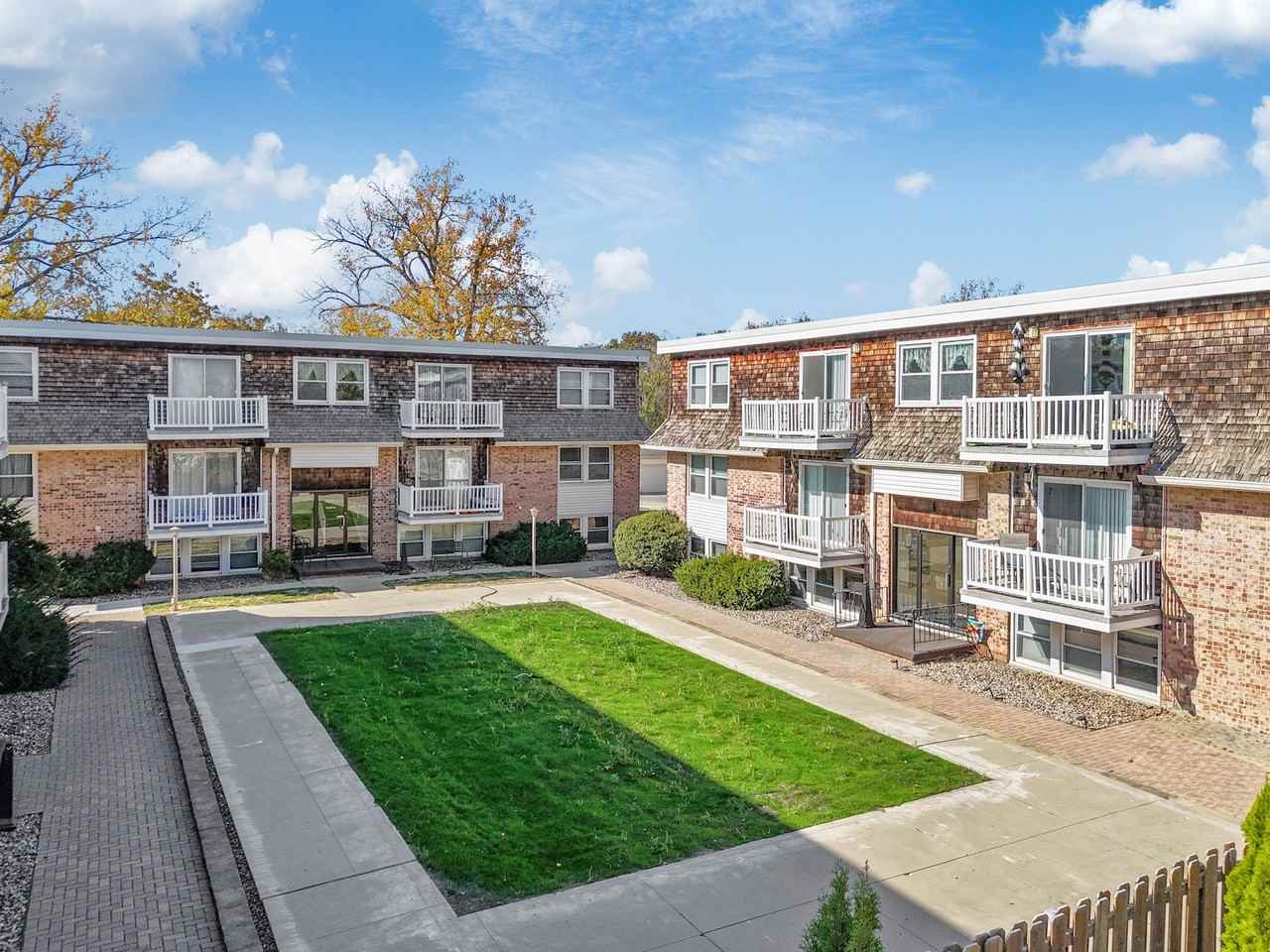 Windsor Chateau - Photo 7 of 35