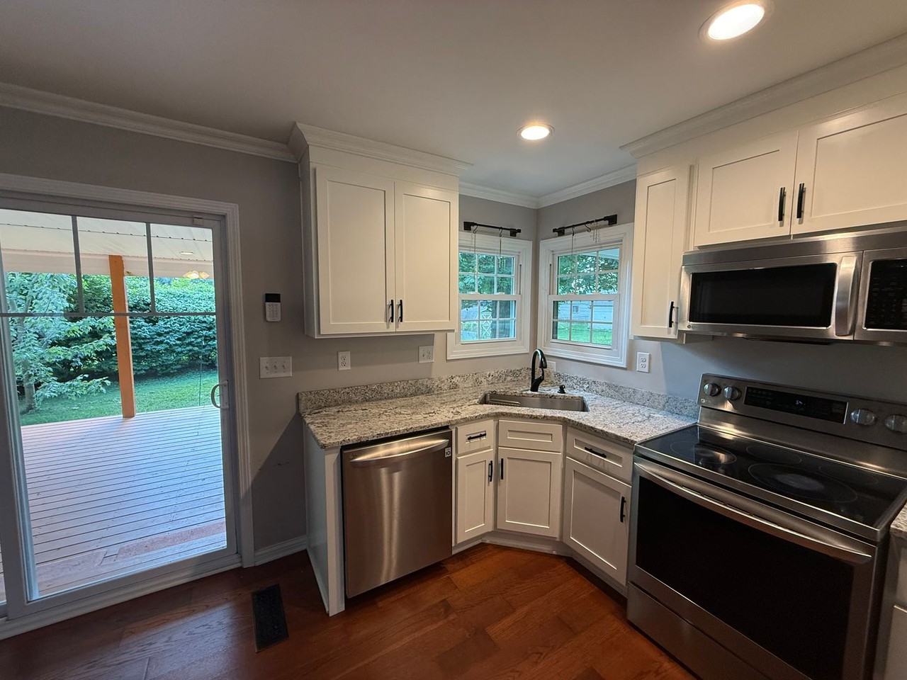 2614 Woodsdale Ave - Photo 7 of 23