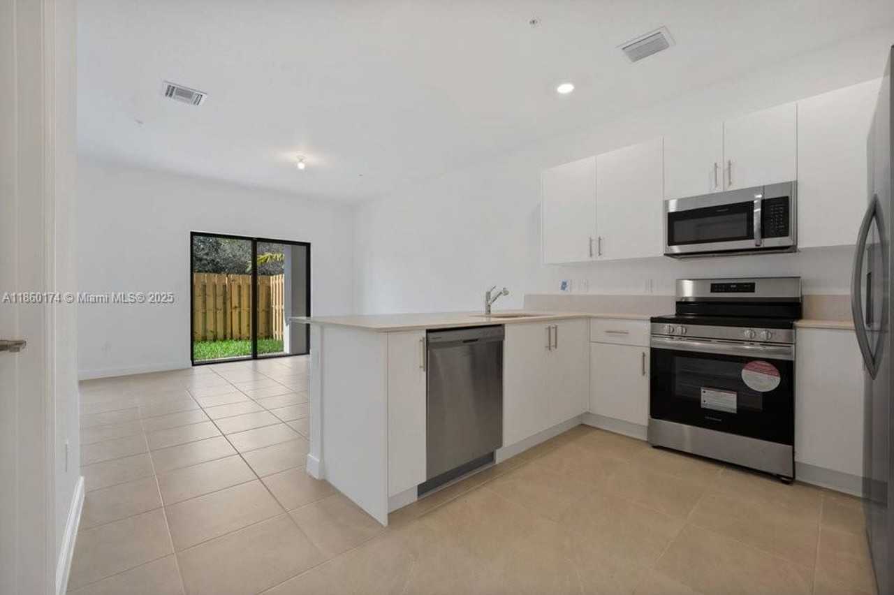 250 Sw 159th Ln - Photo 3 of 29