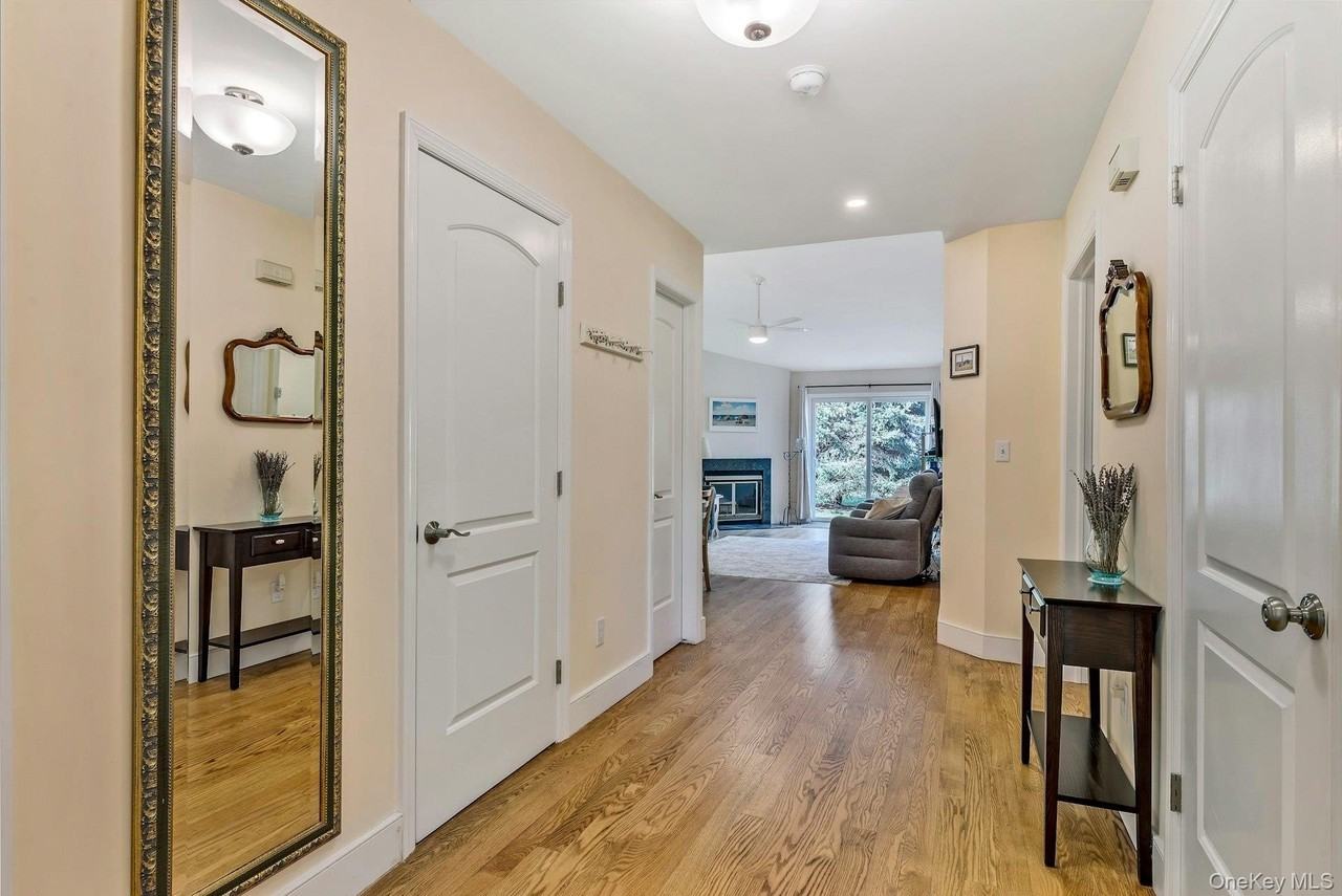 2555 Youngs Avenue - Photo 4 of 19