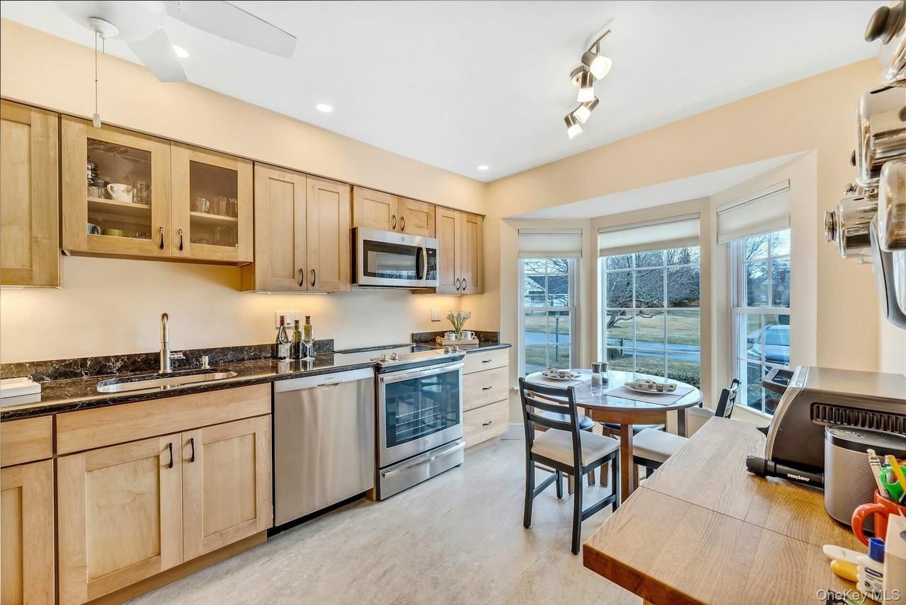 2555 Youngs Avenue - Photo 2 of 19