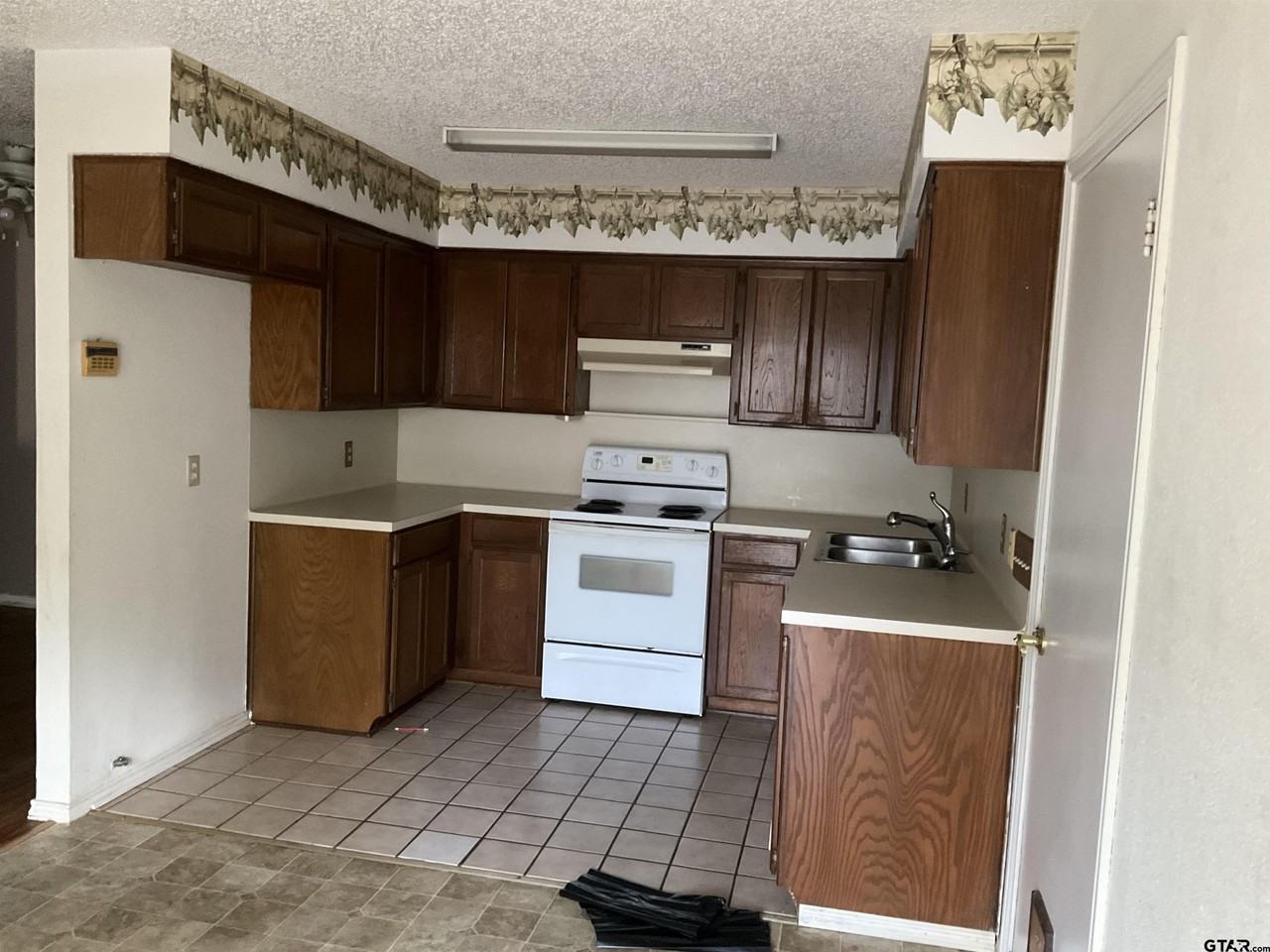 8307 Garrett Dr - Photo 5 of 18