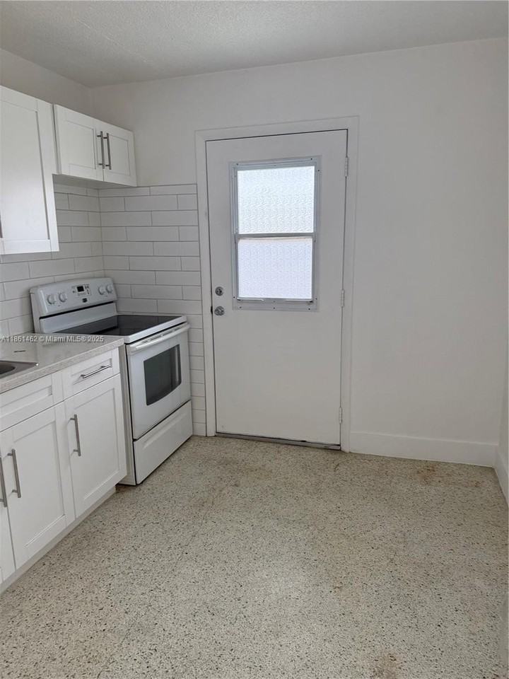 55 W 7th St #16 - Photo 2 of 7