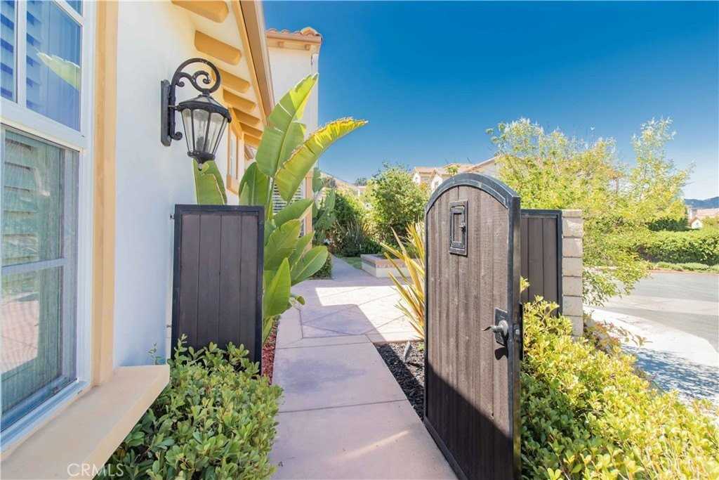 4684 Luna Ct - Photo 6 of 48