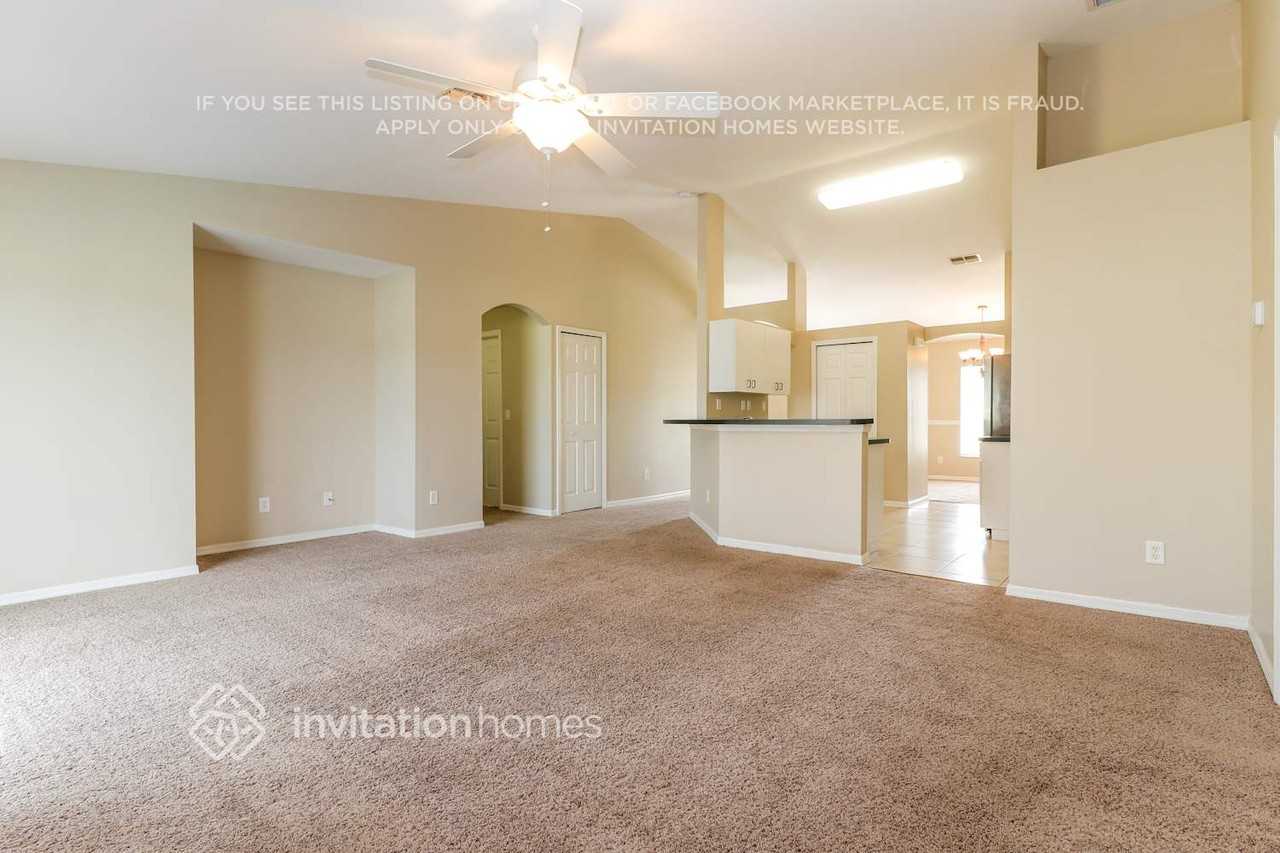 1109 Se 4th Ave - Photo 3 of 15