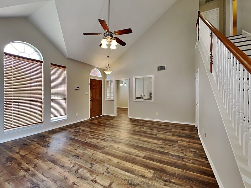 2209 Chapman Dr - Photo 2 of 17