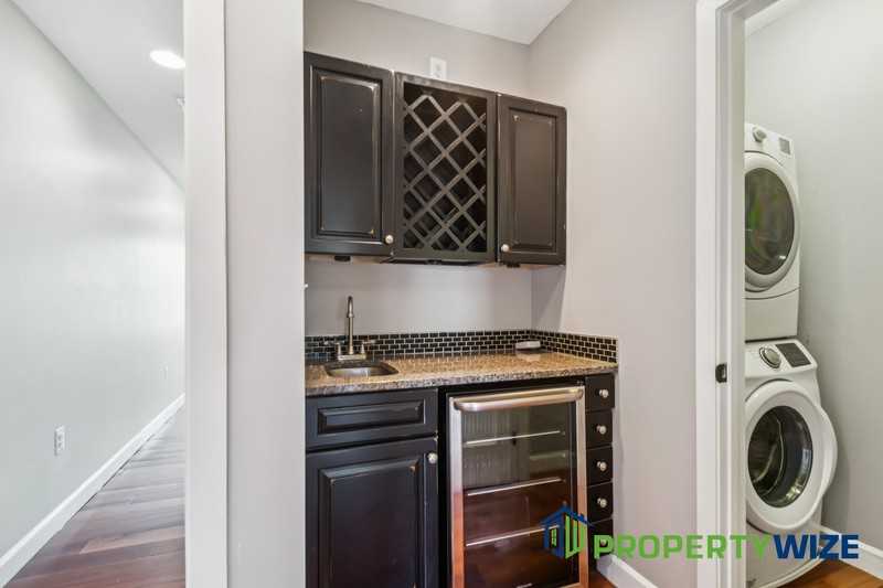 1527 Light St #2 - Photo 6 of 18