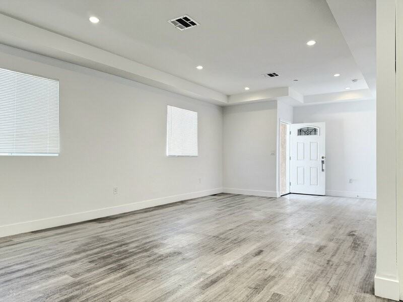 827 E 74th St - Photo 2 of 33