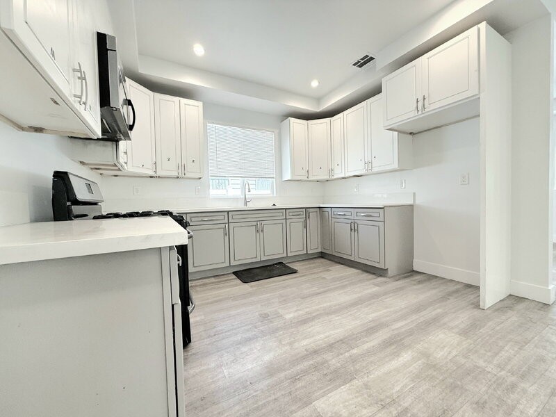 829 E 74th St - Photo 7 of 32