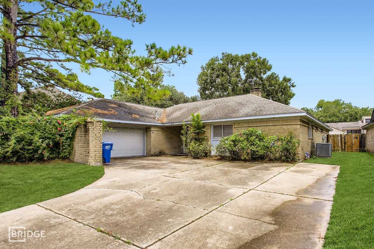 15710 Sandy Hill Dr - Photo 2 of 32