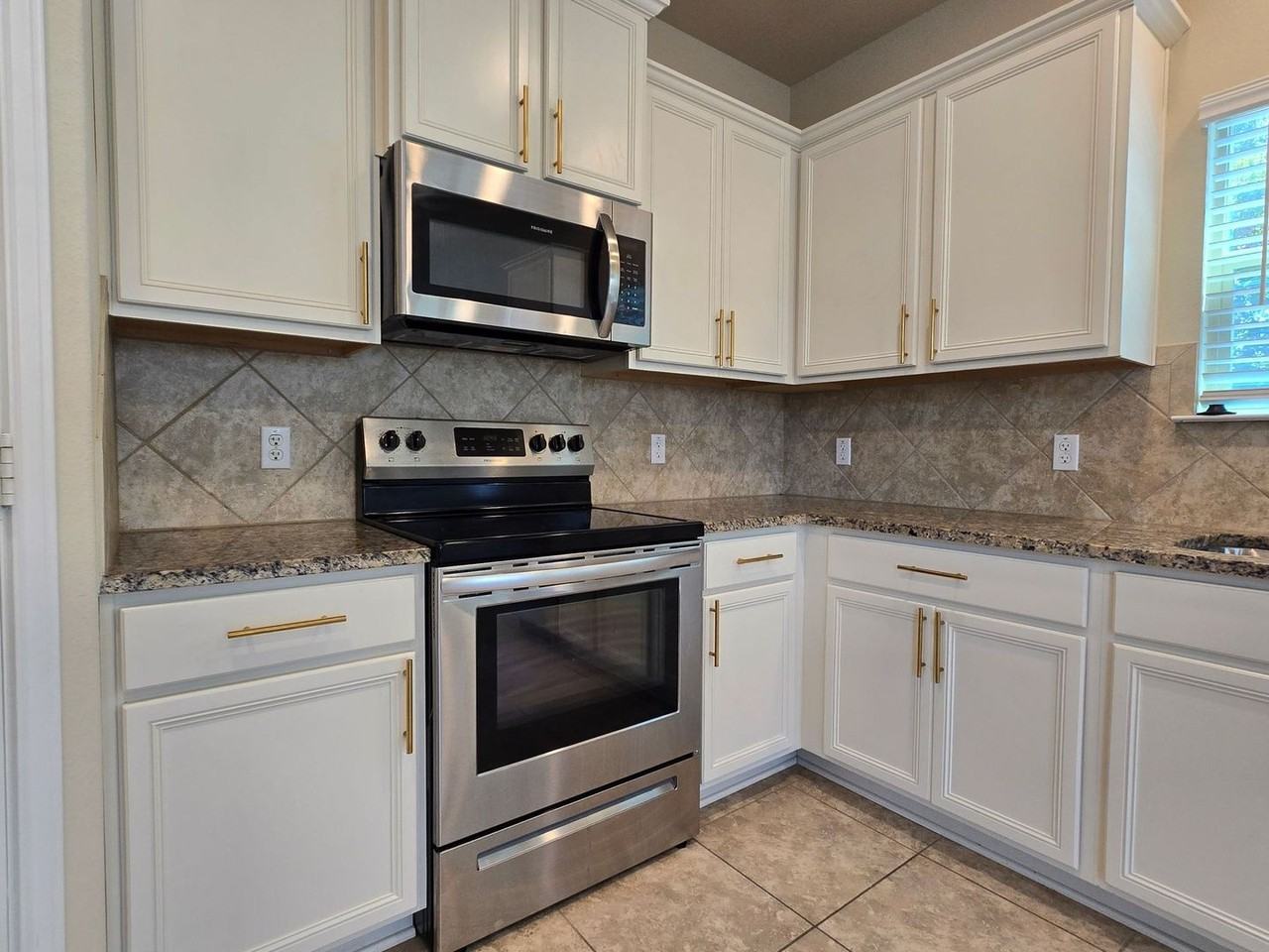 6329 Tess Rd - Photo 4 of 30