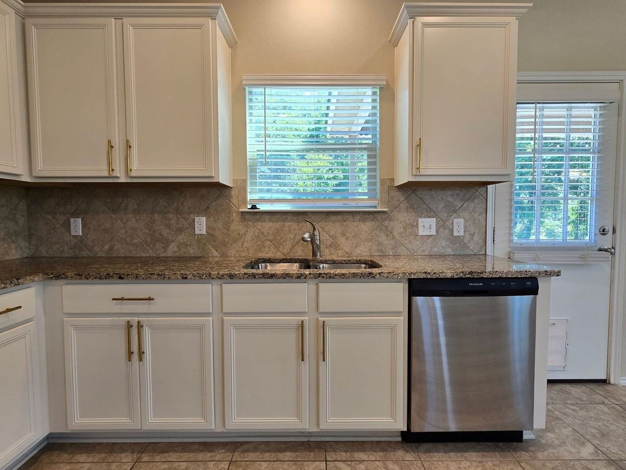 6329 Tess Rd - Photo 5 of 30