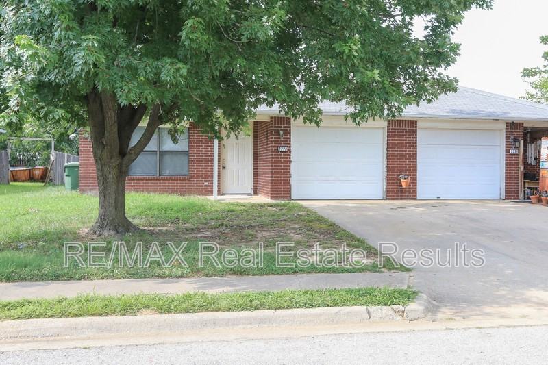 2223 W Roselawn St - Photo 2 of 23