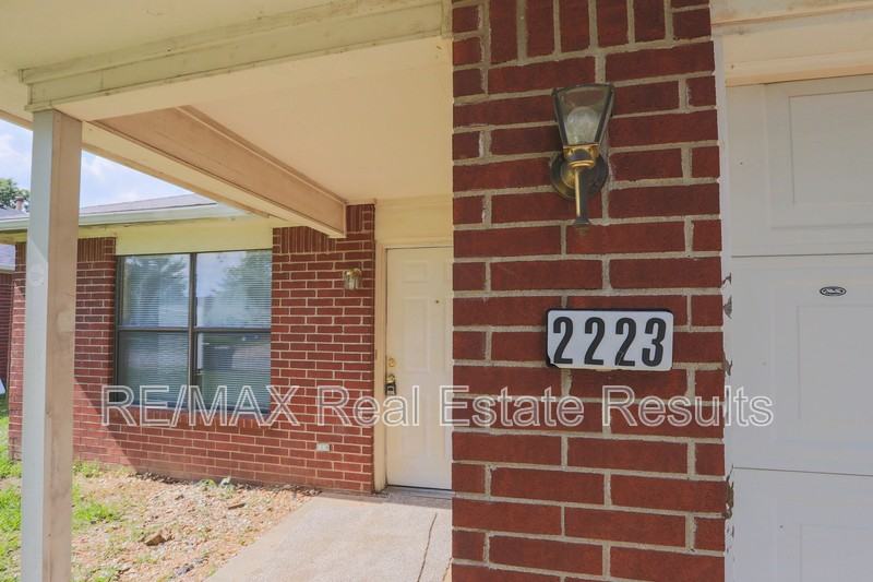 2223 W Roselawn St - Photo 3 of 23
