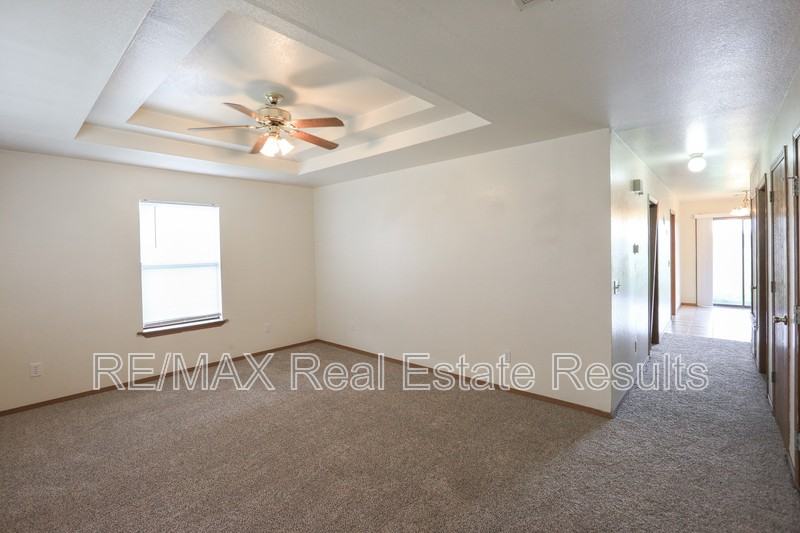 2223 W Roselawn St - Photo 4 of 23