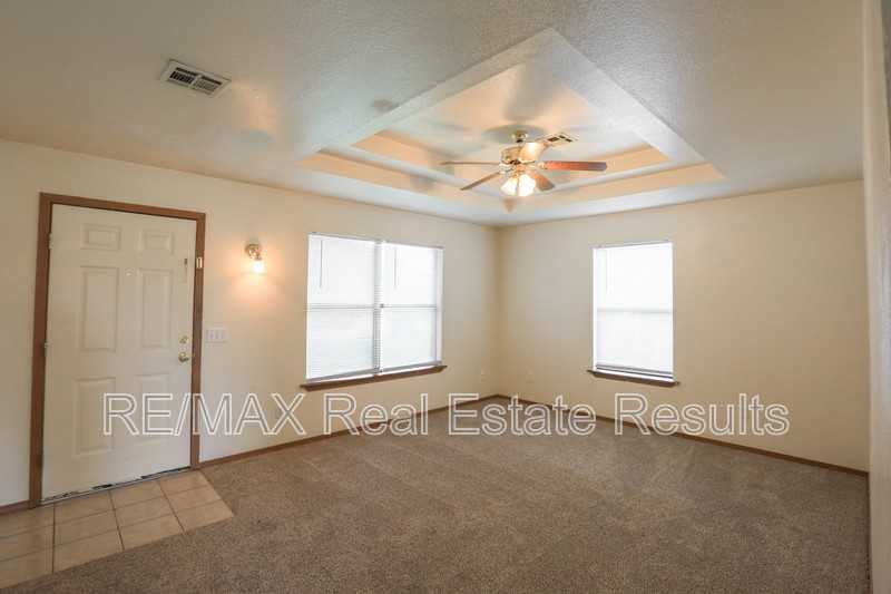 2223 W Roselawn St - Photo 5 of 23
