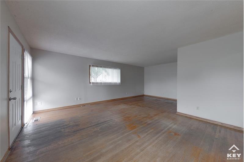2807 W Maxwell Ave - Photo 3 of 20