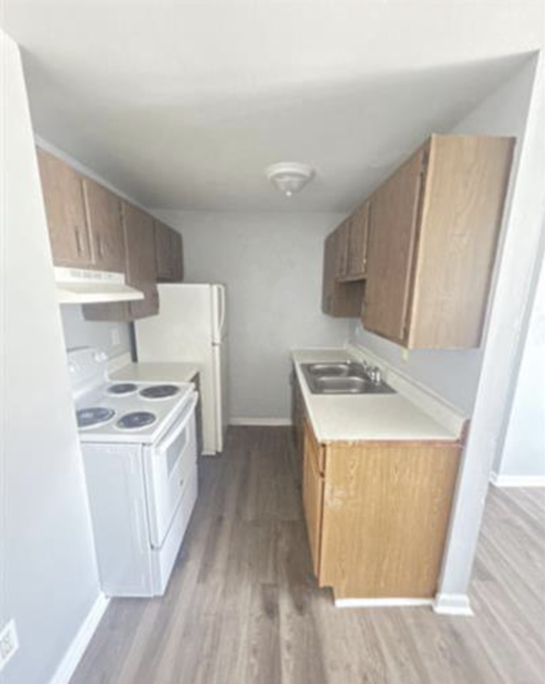 423 Briarwood Avenue - Photo 3 of 31