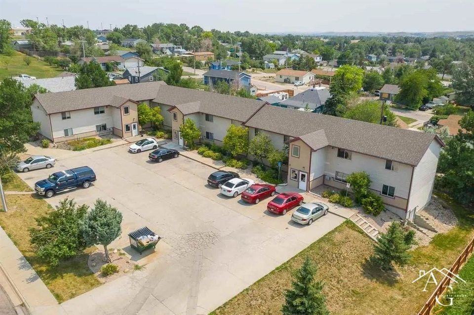 215 Lindbergh Avenue - Photo 3 of 24