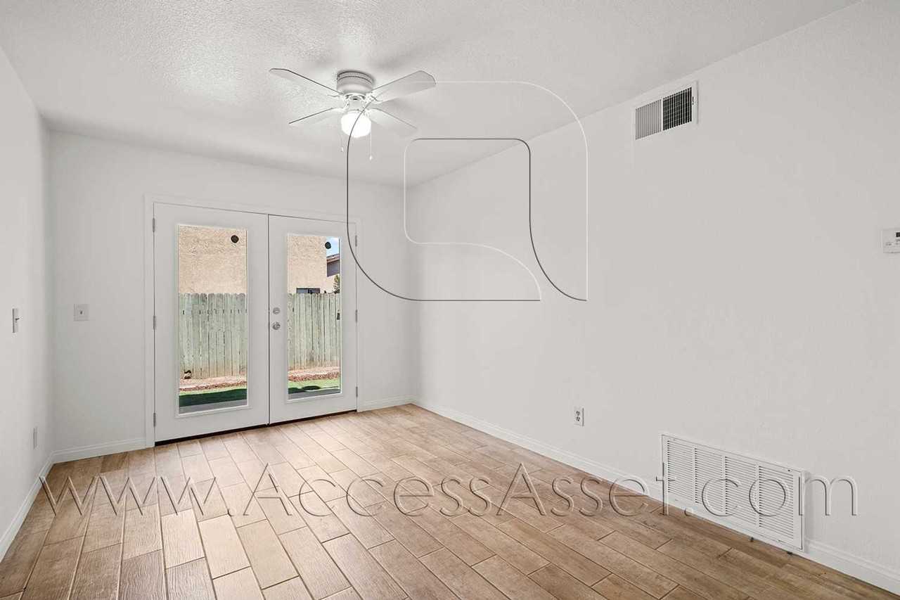 661 Parkview Dr - Photo 7 of 26