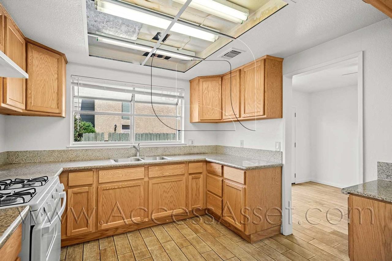 661 Parkview Dr - Photo 2 of 26