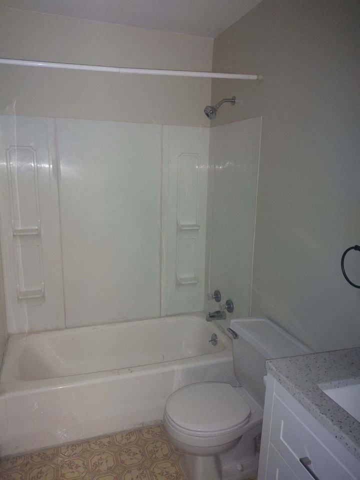 425 West 8th Street - Photo 2 of 6