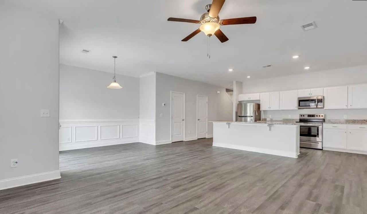 323 Governor Gwinnett Way - Photo 2 of 10