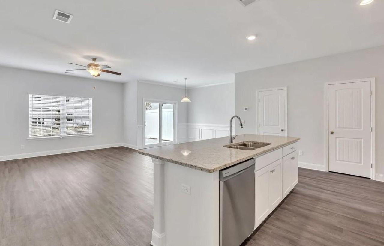 323 Governor Gwinnett Way - Photo 3 of 10