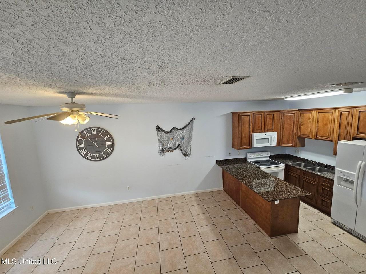 1101 Century Oaks Dr - Photo 2 of 10