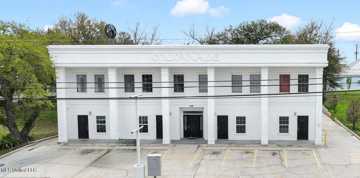 featured image of 212 E 2nd St